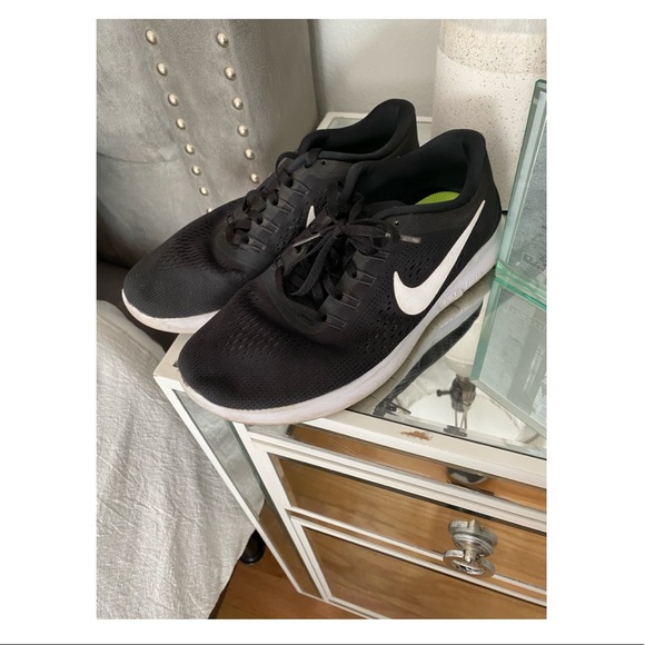 ✨ Women’s Nike Shoe ✨ - Picture 1 of 4
